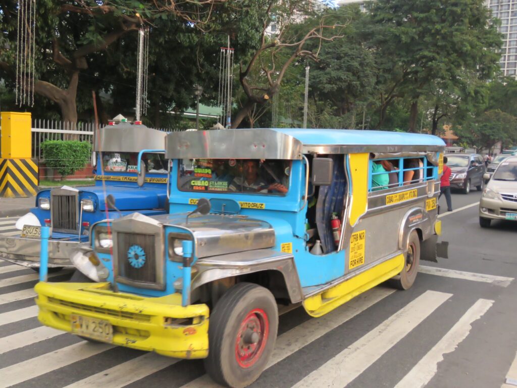 Jeepney à Manille (photo 2016). Les Jeepnays ont été remplacés depuis. 