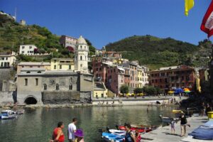 Vista auténtica de un pintoresco pueblo costero italiano con casas coloridas y luminosas construidas en los acantilados con vistas al mar Mediterráneo. Disfruta de conectividad móvil premium mientras exploras los rincones más escondidos de Italia con SimpleSIM.