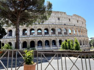 Imagen panorámica auténtica de las espectaculares ruinas del Coliseo en Roma, Italia, que captura la impresionante escala arquitectónica del histórico anfiteatro. SimpleSIM ofrece conectividad premium para viajes familiares sin estrés por Europa.