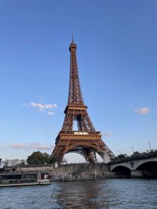 La tour Eiffel encadrée par le pont d'Iéna sur la Seine, sous un ciel bleu azur à Paris, en France.