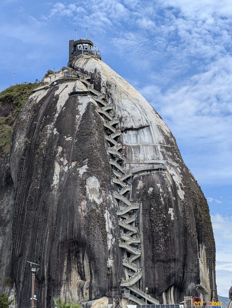 Zickzacktreppe auf dem Felsen Piedra del Peñol in Guatapé, Kolumbien