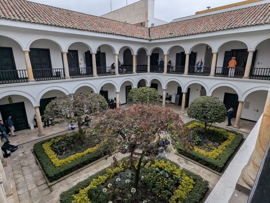 Kolonialer Arkadenhof und Garten des Museo Botero im Stadtteil La Candelaria von Bogotá