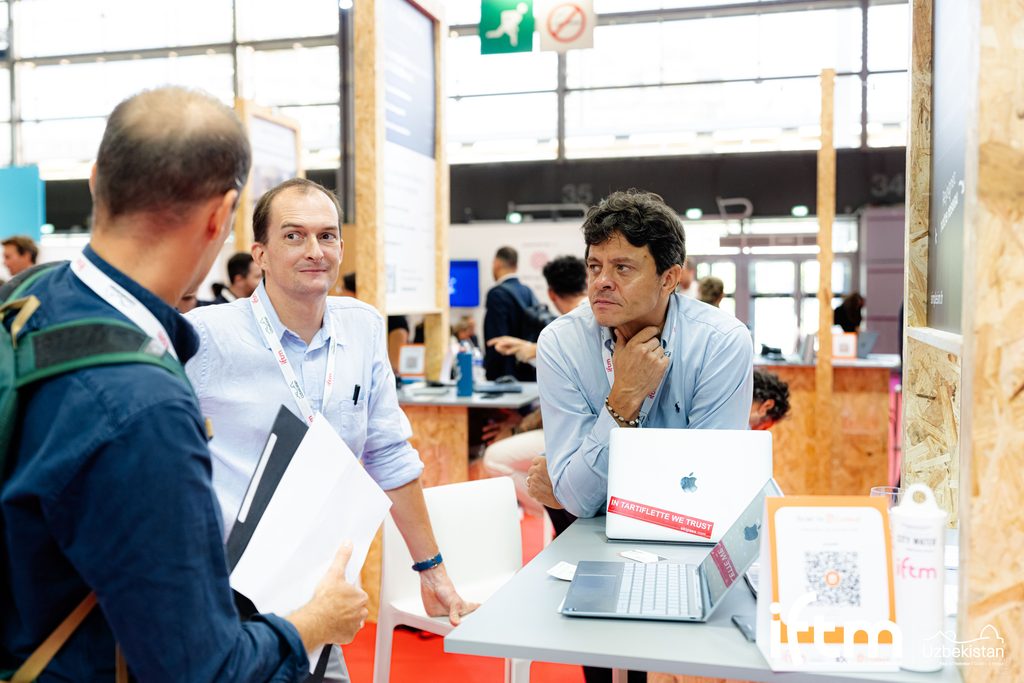 Interacciones con los visitantes en el stand de simpleSIM en el Orchestra Start-Up Village de IFTM 2026.