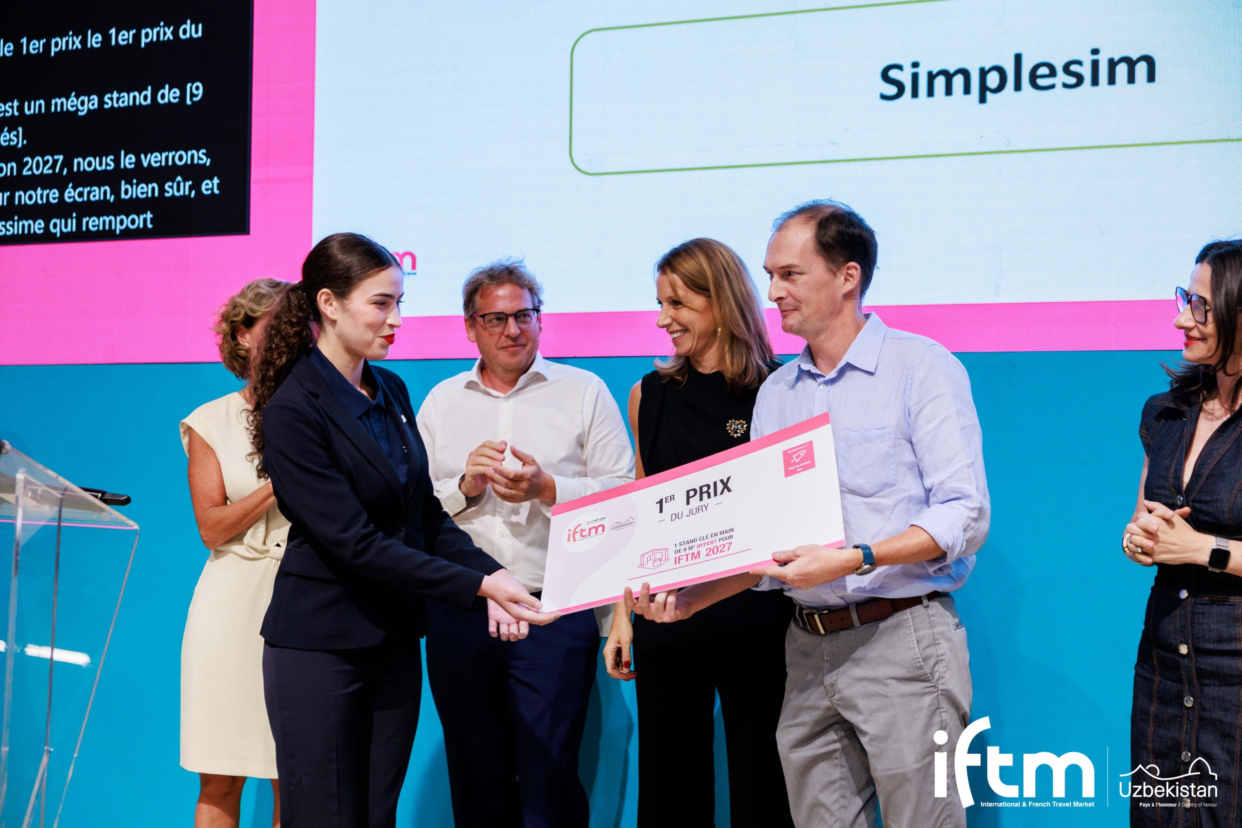Remise du 1er prix du jury de l'Orchestra Start-Up Contest à simpleSIM sur la scène de l'IFTM 2026